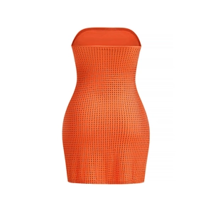 Détails des strass orange scintillants sur une robe courte bustier moulante chic