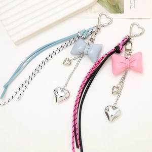 Roze en blauwe leren strik sleutelhangers met hartvormige hangers en vlechtbanden