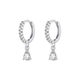 Détail de boucles d'oreilles créoles en argent avec zircons et gouttes poire