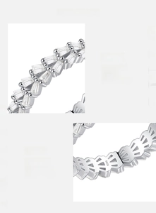 Dettaglio del marchio S925 e degli scintillanti zirconi 5A sulla fascia in argento