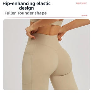 Gros plan d'un legging de yoga taille haute avec couture en V et poches latérales