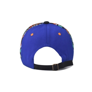 Détail de la sangle noire réglable et boucle en bronze sur casquette graffiti bleue