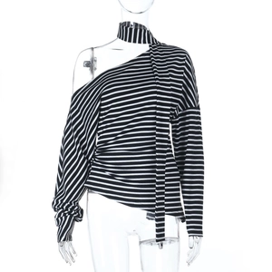 Détail du haut à rayures noires et blanches à une épaule avec écharpe de cou assortie