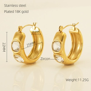 Vue détaillée des créoles plaquées or 18 carats avec quatre zircons de taille carrée