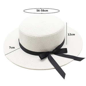 Détail du chapeau de paille crème avec ruban noir montrant les dimensions 56-58cm et bord 7cm