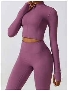 Détail de l'ensemble de yoga gris-violet avec poignets passe-pouce et legging taille haute