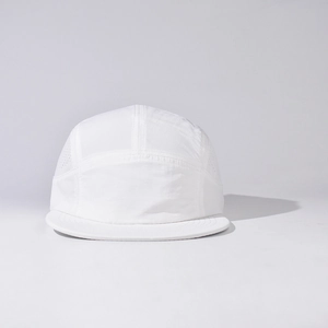 Vue de face d'une casquette d'extérieur blanche minimaliste à cinq panneaux de style
