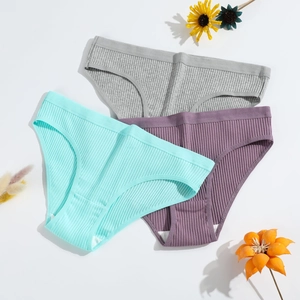 Lot de trois culottes en coton côtelé gris, vert et violet sur fond floral décoré