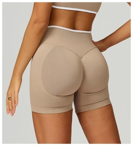 Dettaglio degli shorts da yoga a vita alta con bordo bianco e texture push-up