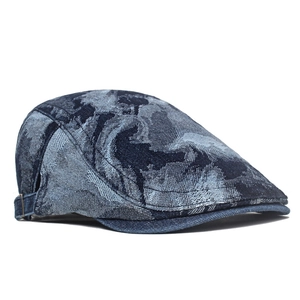 Dettaglio di berretto in denim jacquard blu con fibbia laterale in metallo regolabile