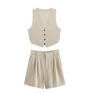Détail à plat d'un ensemble gilet col V et short taille haute en beige coton lin