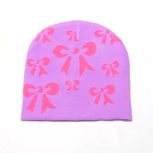 Berretto in maglia viola con motivi jacquard a fiocco rosa per calore e stile invernale