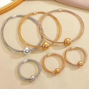 Set di collana girocollo e bracciale a più strati in filo intrecciato con chiusura magnetica
