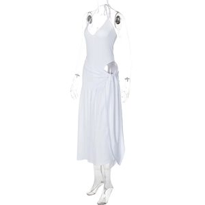 Detailansicht weißes Neckholder-Kleid mit seitlicher Raffung und figurbetonter Passform
