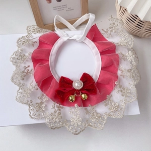 Détail du collier pour chat en dentelle rouge et blanche avec nœud et cloches