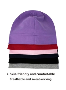 Detailsicht farbenfroher Baumwoll-Beanies aus atmungsaktivem und weichem Strickgewebe