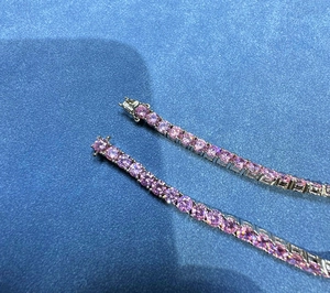Dettaglio del bracciale tennis con pietre rosa 5mm, montatura a griffe e chiusura a incastro