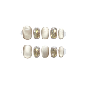 Faux ongles faits main œil de chat champagne avec cristaux étincelants, forme carrée