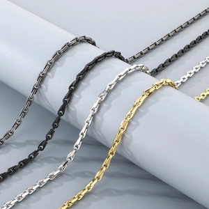 Gros plan de chaînes en acier inoxydable de 5 mm en finitions gris, noir, argent et or