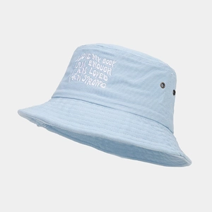 Détail du chapeau bob en coton bleu clair avec broderie blanche et œillets métalliques