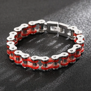 Detail eines silbernen Edelstahl-Fahrradkettenarmbands mit roten Silikongliedern für Herren