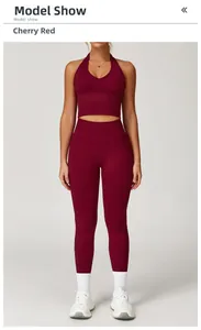 Détail d'un ensemble de yoga sans couture rouge cerise avec haut côtelé à col en V