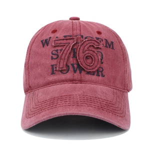 Detail der vintage gewaschenen roten Baseballkappe mit 76er Stickerei und Baumwolltextur