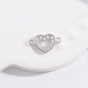 Vue détaillée d'un connecteur coeur en argent S925 avec pavé de zircones et double boucles