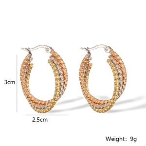 Three-color twisted hoop earrings detail with 3cm height and 2.5cm width measurements