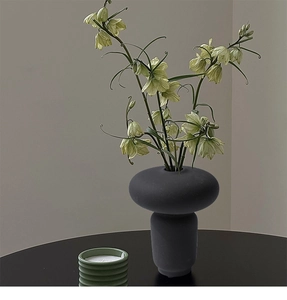 Dettaglio del vaso in ceramica nera opaca con finitura testurizzata e design creativo