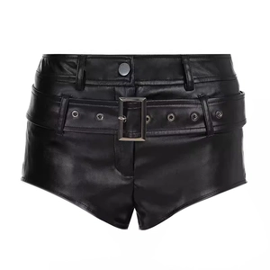 Nahaufnahme der schwarzen Kunstleder-Hotpants mit breitem Gürtel und Metallschnalle