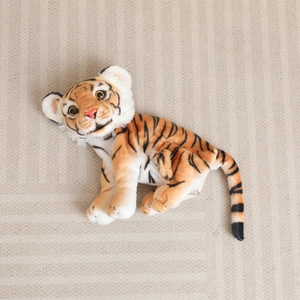 Realistische tijger knuffelhoes met oranje strepen en zachte witte pluizige textuur