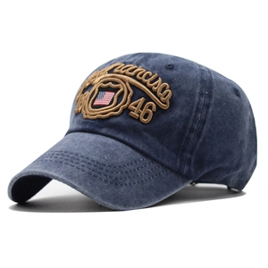 Dettaglio del ricamo vintage San Francisco e patch bandiera USA su berretto navy