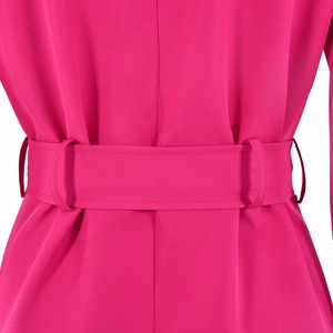 Gros plan détaillé sur la ceinture du blazer rouge rose et la texture du tissu assorti