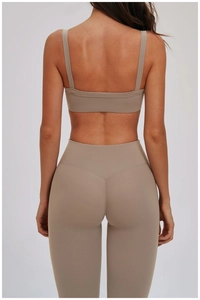 Vista posteriore del set yoga color moka con crop top olimpionico e leggings a vita alta