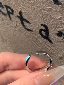 Gros plan d'une bague fer à cheval en argent avec zircons et finition miroir