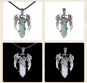 Détail du pendentif dragon en argent avec cristal à double pointe sur cordon noir tressé