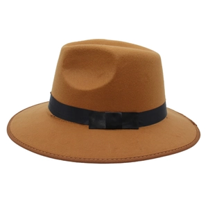 Chapeau Fedora classique en laine camel avec ruban noir et bord large sur fond blanc
