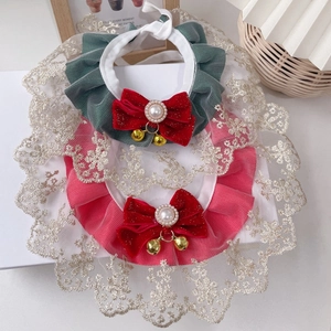 Détail du collier de Noël pour animaux avec dentelle dorée, nœud en velours et grelots