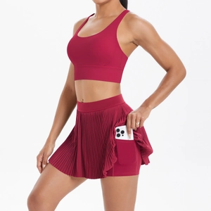 Détail d'une jupe de tennis bordeaux avec short intégré et poche fonctionnelle pour téléphone