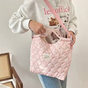 Sac fourre-tout matelassé rose avec imprimé lapin et bandoulière en tissu