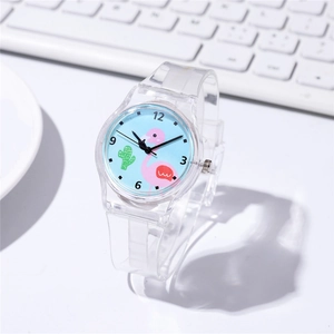 Details des niedlichen Flamingo-Zifferblatts und transparenten Kinderuhr-Armbands
