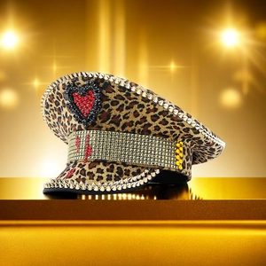 Dettaglio cappello marinaio leopardato con cuore di strass rossi e borchie dorate