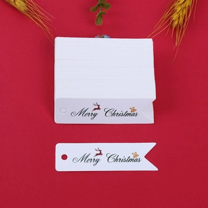Etichette regalo Merry Christmas in carta bianca su sfondo rosso con decori festivi