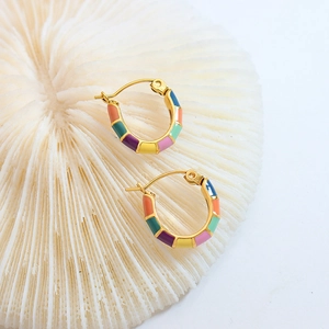 Boucles d'oreilles huggies en titane plaqué or avec émail coloré sur pierre corail