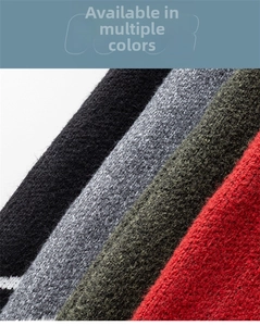 Detail der Strickjacke aus Wollmischung in den Farben Schwarz, Grau, Grün und Rot