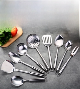 Set di utensili da cucina in acciaio inossidabile lucido con ganci su piano in pietra