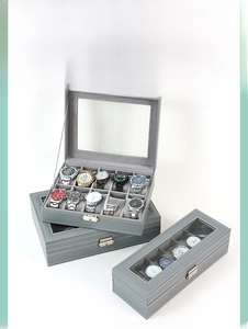 Detalle de caja para relojes en cuero PU con tapa de cristal y cierre metálico