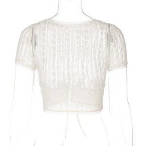Vista posteriore di un crop top in pizzo bianco con motivi floreali e bordo a onde