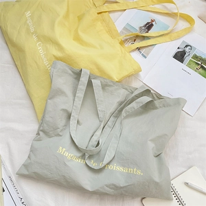 Bolsos tote grandes de lona en amarillo pálido y verde salvia con texto francés de estilo